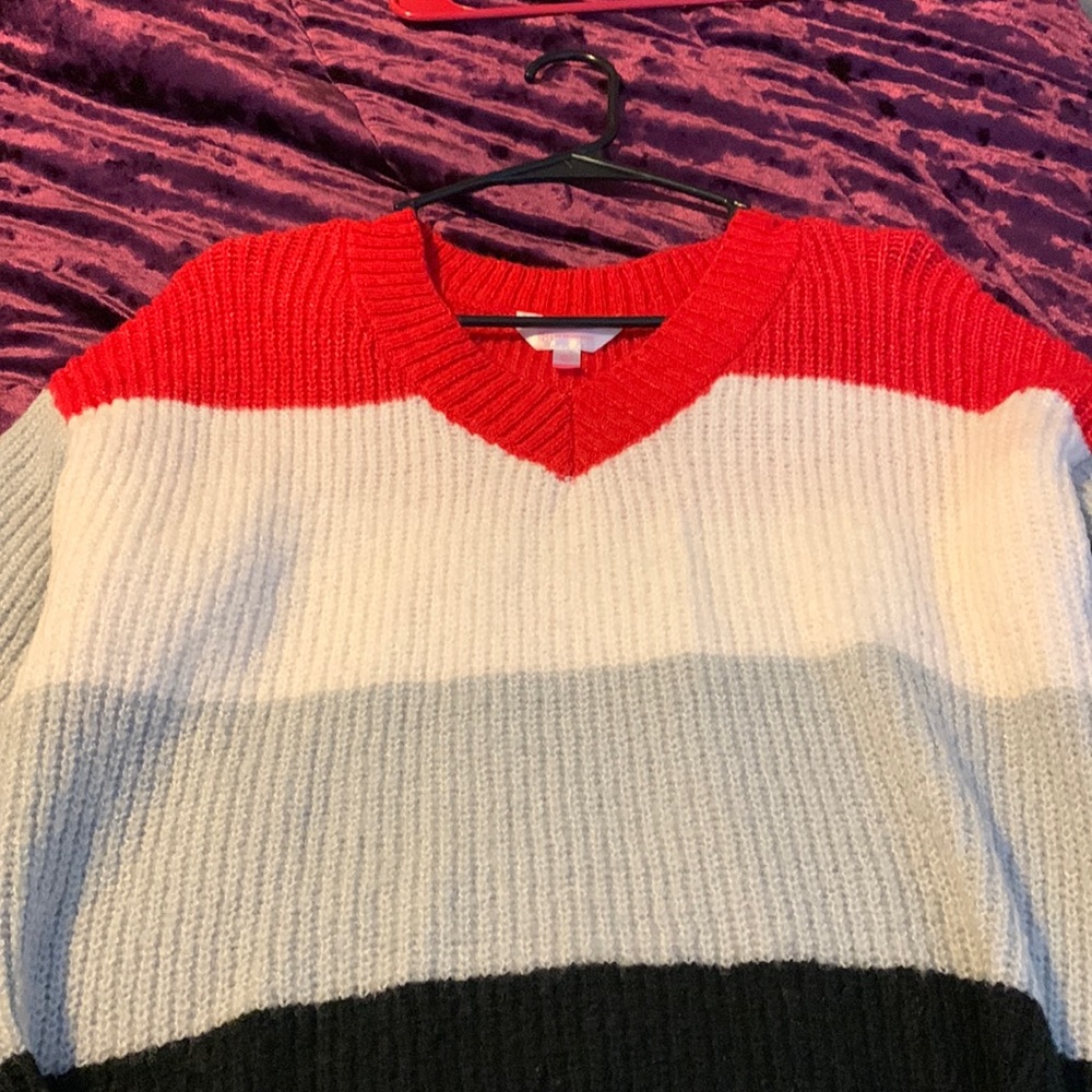 Long sleeve sweater from Walmart has grey, white, red and black size LG